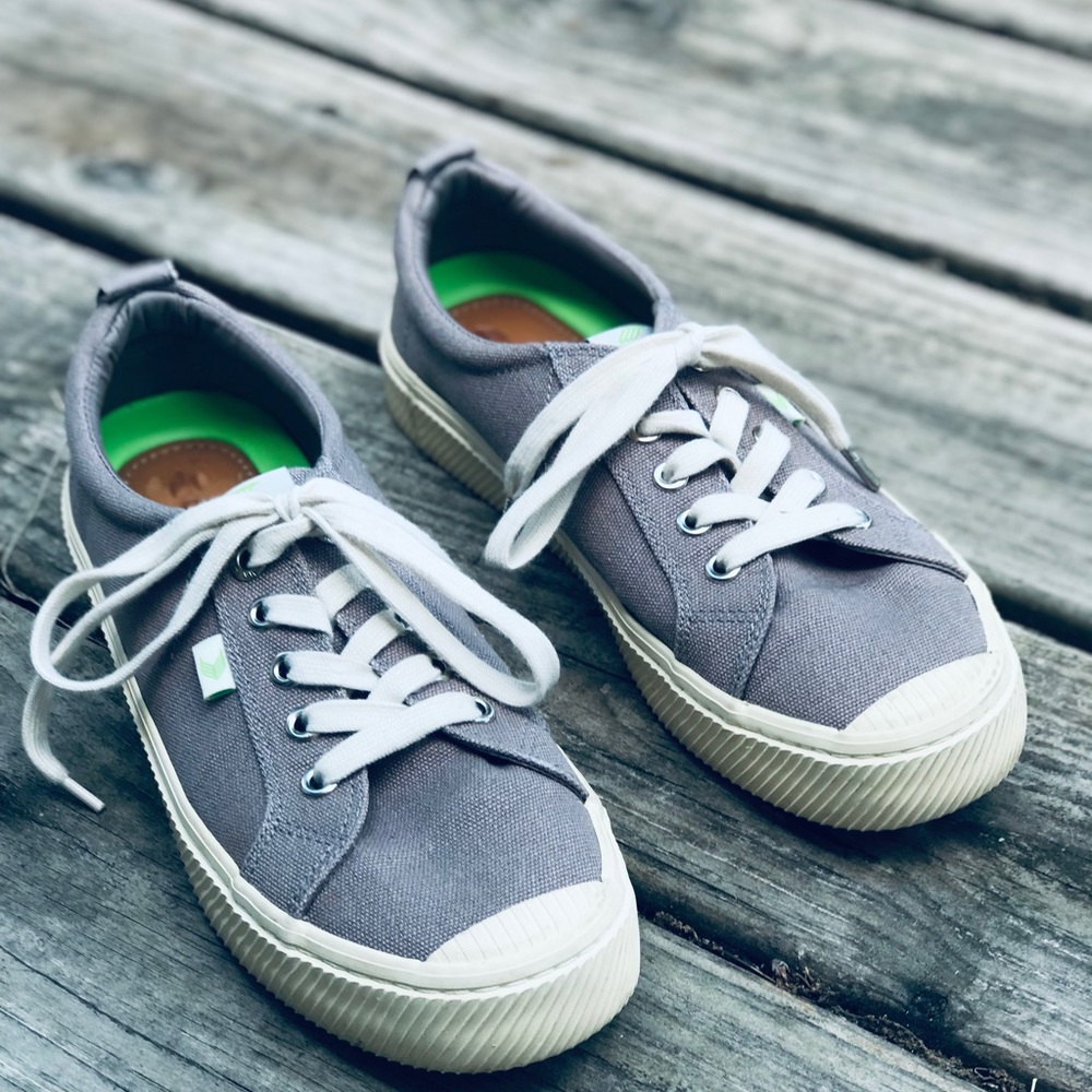 Cariuma | Gray Canvas Sneakers